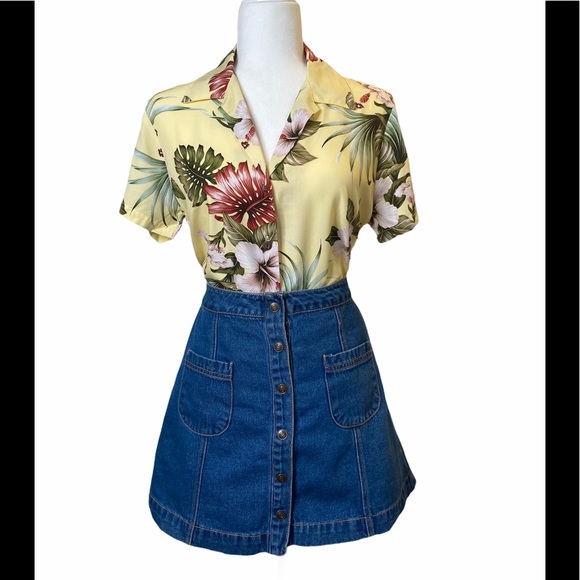 Floral Hawaiian Buttoned Down Blouse - Picture 3 of 4